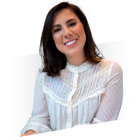 Dermatologista Renata Rocha sorrindo com o ca cabeça inclinada