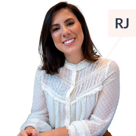 Dermatologista Renata Rocha sorrindo com a cabeça inclincada