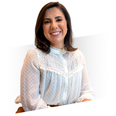 Dermatologista Renata Rocha sorrindo com o corpo virado para o lado