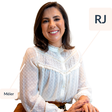 Dermatologista Renata Rocha sorrindo com o corpo virado para o lado